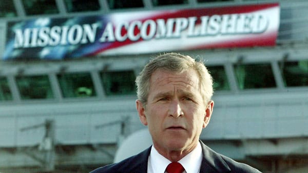 "Mission accomplished?" US-Präsident George W. Bush verkündet am 1. Mai 2003 auf dem Flugzeugträger „USS Abraham Lincoln“ das Ende der Hauptkampfhandlungen. Von einer „erfüllten Mission“ kann aber keineswegs die Rede sein.