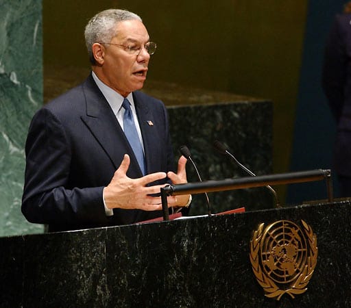 US-Außenminister Colin Powell überzeugt die „Koalition der Willigen“ mit einer Rede vor den Vereinten Nationen von den angeblichen Massenvernichtungswaffen des Diktators. Später entpuppt sich das Motiv als haltlos.