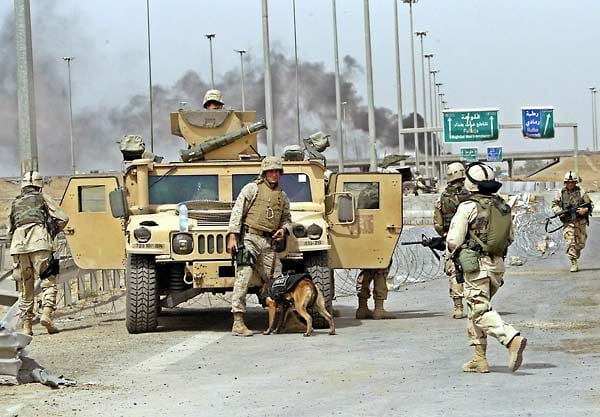 Zum Synonym für den irakischen Widerstand wird Falludscha. Bis November 2004 ist die Stadt Schauplatz heftiger Kämpfe zwischen US-Truppen und Aufständischen. Bilder von den an einer Brücke aufgehängten Mitarbeitern der Sicherheitsfirma Blackwater gehen um die Welt.