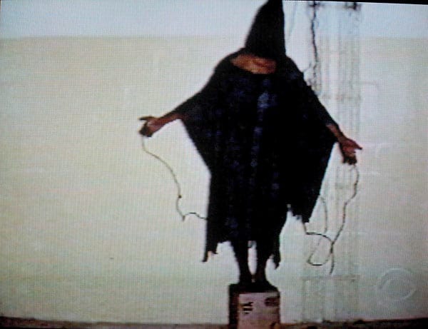 Der Folterskandal im Gefängnis Abu Ghraib untergräbt das Ansehen der amerikanischen Invasoren zusätzlich. Irakische Gefangene werden vom Wachpersonal systematisch misshandelt und gefoltert. Vor allem in der arabischen Welt lösen die veröffentlichten Bilder heftige Reaktionen aus.