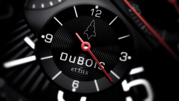Gut zu erkennen ist das neue Logo sowie der neue Schriftzug von DuBois et fils, die zentral auf dem Zifferblatt der "DBF001" arrangiert sind.
