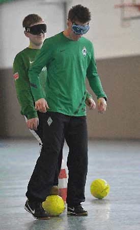 Inklusion: Michael Arends vom SV Werder Bremen beim Fußballtraining mit dem sehbehinderten Marvin.