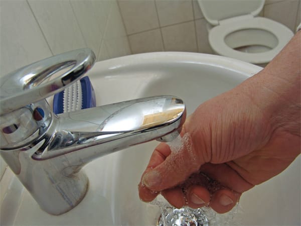 Hygiene: Schließlich wird man sich wohl kaum vor jedem Umblättern die Hände waschen. Apropos: Um keine Fäkalkeime im gesamten Haushalt zu verteilen, sollte gründliches Reinigen der Hände nach jedem Toilettengang selbstverständlich sein.