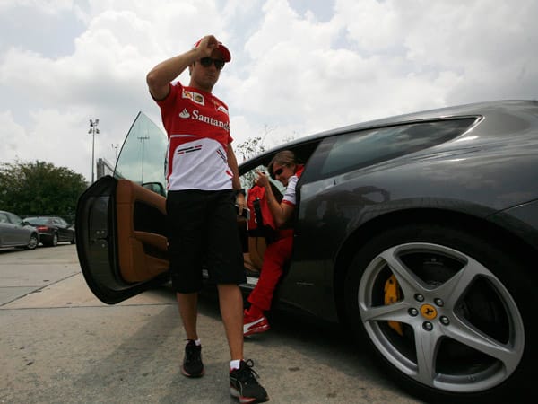 Wer wie Felipe Massa (vorn) bei Ferrari arbeitet, der kommt auch in einem ordentlichen Dienstwagen zur Strecke.