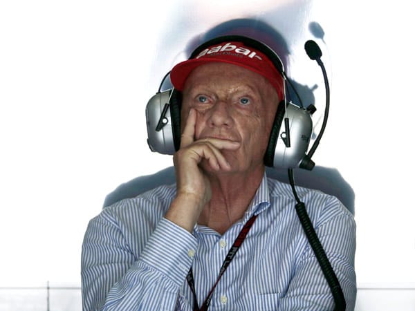 Niki Lauda betrachtet das Geschehen vom Kommandostand aus.