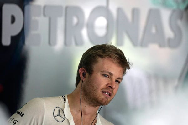 Sein Schützling Nico Rosberg bei der Arbeit in der Mercedes-Box.