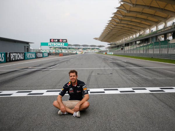Sebastian Vettel geht es relaxter an. Er posiert erst einmal für die Kameras.