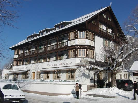 "Hotel Alpenrose in Bayrischzell": Fehlender Rosewein sorgte in diesem Hotel für Verblüffung. Völlig entsetzt schildert ein Urlauber, dass ihm stattdessen kurzerhand ein zusammengekipptes Gemisch aus Rot- und Weißwein kredenzt wurde.