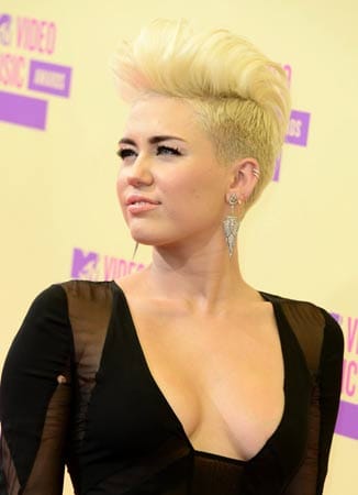 Platz 10: Miley Cyrus fiel zuletzt vor allem mit eigenwilligen Haar- und gewagten Ausschnitten auf - nicht bei jedem kommt das gut an.