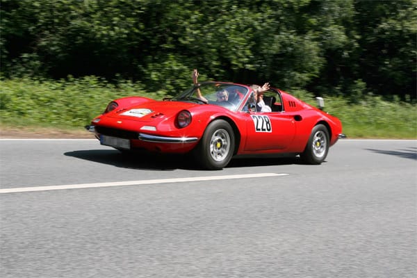 Erfolgreich bei Frauen war Tony Curtis auch am Steuer seines Ferrari Dino 246 GT. Das Auto ist zwar ein Ferrari, wurde aber nur als Dino verkauft. Auch trägt der Wagen kein Ferrari-Logo. In der Serie "Die Zwei" spielte Curtis zusammen mit Roger Moore den Millionär und Playboy Daniel "Danny" Wilde.