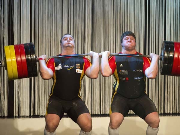 Im Rahmen des Ball des Sports 2011 stellen Matthias Steiner (re.) und Almir Velagic einen neuen Weltrekord auf. Sie heben gemeinsam 333 Kilogramm.