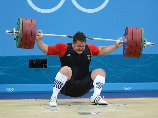 Schockmoment bei den Olympischen Spielen 2012 in London: Die Hantelstange fällt Matthias Steiner in den Nacken. Glücklicherweise schützt die Muskulatur den Gewichtheber vor einer schweren Verletzung.
