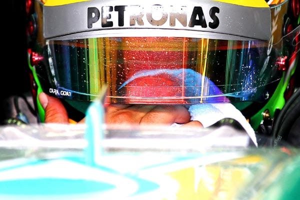 Lewis Hamilton kämpft mit dem Regen und der Hitze.