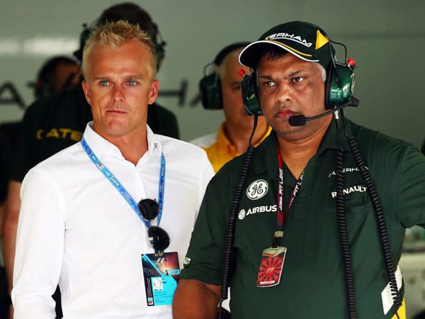 Pics Teamchef Tony Fernandes und Ex-Caterham-Fahrer Heikki Kovalainen haben ihn genau im Blick.