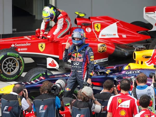 Im Qualifying ist Sebastian Vettel der beste Spieler im Regenroulette. Er sichert sich die zweite Pole Position im zweiten Saisonrennen.