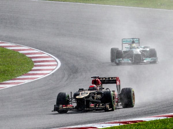 Im Qualifying müssen nicht nur Kimi Räikkönen (vorn) und Nico Rosberg mit einer nassen Strecke kämpfen.