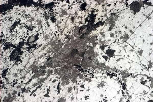 Hannover: Auf der ISS steht den Bewohnern eine ganze Batterie von Kameras zur Verfügung - doch nur wenige Raumfahrer zuvor haben ihre Fotos so aktiv im Netz promotet wie Chris Hadfield. Hannover: Auf der ISS steht den Bewohnern eine ganze Batterie von Kameras zur Verfügung - doch nur wenige Raumfahrer zuvor haben ihre Fotos so aktiv im Netz promotet wie Chris Hadfield.