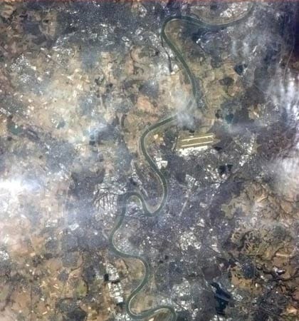 Düsseldorf: Auf diesem Bild der Landeshauptstadt sieht es etwas weniger winterlich aus als auf den anderen Deutschland-Fotos von Chris Hadfield. Düsseldorf: Auf diesem Bild der Landeshauptstadt sieht es etwas weniger winterlich aus als auf den anderen Deutschland-Fotos von Chris Hadfield.