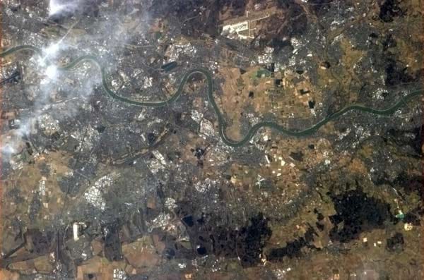 Der Rhein zwischen Köln und Bonn: In Köln befindet sich übrigens das Europäische Astronautenzetrum, wo Europas Raumfahrer einen Teil ihrer Ausbildung absolvieren. Der Rhein zwischen Köln und Bonn: In Köln befindet sich übrigens das Europäische Astronautenzetrum, wo Europas Raumfahrer einen Teil ihrer Ausbildung absolvieren.