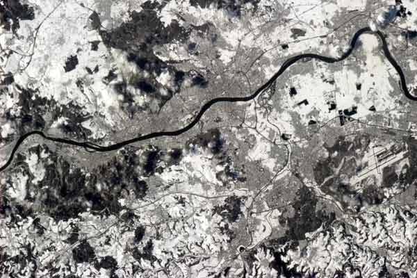 Und noch einmal Bonn: Hadfields Bilder kamen sogar mit stilechter Anmoderation in Landessprache - "Liebes Deutschland! Die Fotos sind heute für Sie." Der Astronaut berichtete außerdem, dass er Deutsch in der Schule gelernt habe. Er habe aber "alles vergessen". Und noch einmal Bonn: Hadfields Bilder kamen sogar mit stilechter Anmoderation in Landessprache - "Liebes Deutschland! Die Fotos sind heute für Sie." Der Astronaut berichtete außerdem, dass er Deutsch in der Schule gelernt habe. Er habe aber "alles vergessen".