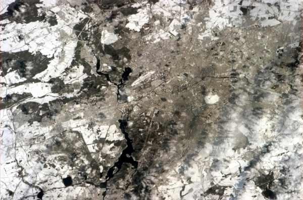 Berlin: Der Arbeitsplan der Astronauten sieht für die Foto-Sessions keine Zeit vor. Die Raumfahrer müssen ihre kostbare Erholungszeit opfern, um Bilder wie dieses von der deutschen Hauptstadt zu machen. Berlin: Der Arbeitsplan der Astronauten sieht für die Foto-Sessions keine Zeit vor. Die Raumfahrer müssen ihre kostbare Erholungszeit opfern, um Bilder wie dieses von der deutschen Hauptstadt zu machen.