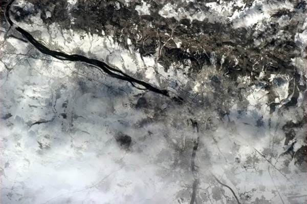 Wiesbaden und Mainz: Zum ersten Mal hat der Astronaut Chris Hadfield Fotos von deutschen Städten veröffentlicht. Der Kanadier postet auf seinem Twitter-Account regelmäßig Bilder aus dem All. Wiesbaden und Mainz: Zum ersten Mal hat der Astronaut Chris Hadfield Fotos von deutschen Städten veröffentlicht. Der Kanadier postet auf seinem Twitter-Account regelmäßig Bilder aus dem All.