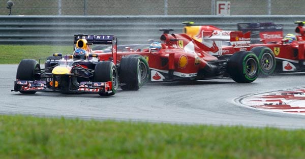 Beim Start wurde es ganz eng zwischen den WM-Favoriten Vettel (li.) und Alonso. Der Ferrari-Pilot fährt dem Weltmeister ins Heck.