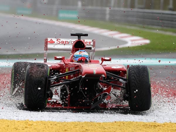 Alonso beschädigt seine Frontflügel bei der Kollision. Anstatt in die Box zu fahren, bleibt er auf der Strecke. Das rächt sich.