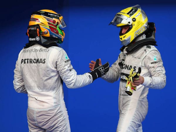 Auch bei Mercedes gibt es Ärger. Im Unterschied zum Weltmeister folgt Nico Rosberg (re.) aber dem Wunsch seines Teams und bleibt hinter Lewis Hamilton. Danach geben sich die beiden fair die Hand.