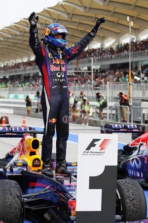 Sebastian Vettel triumphiert - allerdings gibt es wegen des Überholmanövers Ärger im Team.