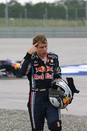 Türkei 2010: Der erste Eklat. In Runde 40 will Sebastian Vettel am führenden Mark Webber vorbei. In Kurve zwölf kommt es zum Crash. Vettel ist draußen, Webber rettet Platz drei. Nach dem Aussteigen zeigt Vettel den Vogel - und meint wohl seinen Teamkollegen. Beide schieben sich gegenseitig die Schuld am Unfall zu. Später schließen beide einen Burgfrieden.