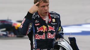 Türkei 2010: Der erste Eklat. In Runde 40 will Sebastian Vettel am führenden Mark Webber vorbei. In Kurve zwölf kommt es zum Crash. Vettel ist draußen, Webber rettet Platz drei. Nach dem Aussteigen zeigt Vettel den Vogel - und meint wohl seinen Teamkollegen. Beide schieben sich gegenseitig die Schuld am Unfall zu. Später schließen beide einen Burgfrieden.