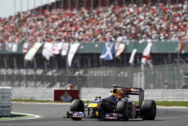 Silverstone 2010: Der Frieden hält nicht lange. Webber beschwert sich öffentlich über eine Benachteiligung, weil er einen neuen Frontflügel an Vettel abtreten muss. Nach seinem Sieg legt der Australier am Boxenfunk nach. "Nicht schlecht für eine Nummer zwei, wie?"