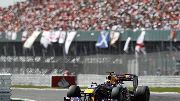 Silverstone 2010: Der Frieden hält nicht lange. Webber beschwert sich öffentlich über eine Benachteiligung, weil er einen neuen Frontflügel an Vettel abtreten muss. Nach seinem Sieg legt der Australier am Boxenfunk nach. "Nicht schlecht für eine Nummer zwei, wie?"