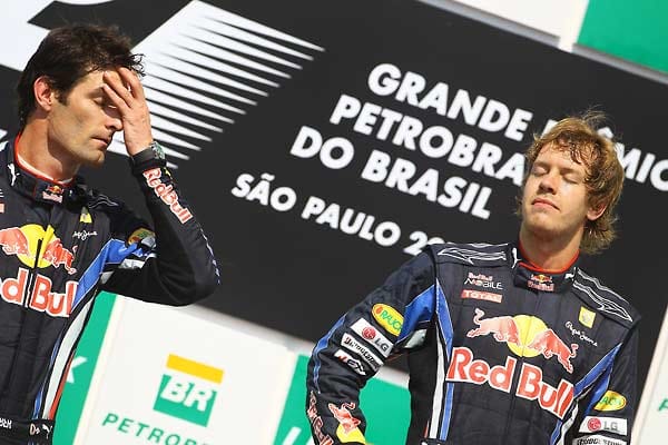 Brasilien 2010: Der in der WM besser platzierte Webber ist verärgert, dass Vettel das vorletzte Saisonrennen in Sao Paulo gewinnen darf. Er hatte auf Schützenhilfe des Deutschen und des Teams gehofft.