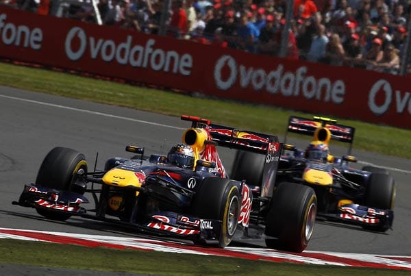 Silverstone 2011: Nach sechs Siegen in den ersten acht Rennen fährt Vettel klar auf Titelkurs. Auf den Schlussrunden beim britischen Grand Prix ignoriert Webber die Anweisungen des Teams und attackiert Vettel heftig. Teamchef Christian Horner bittet zur Aussprache.