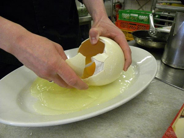 Verquirlen Sie dann das ganze große Ei und geben etwas Salz hinzu. Andere Gewürze wie etwa Pfeffer kommen noch nicht dazu. Als nächstes geben Sie die verquirlte Masse in eine mit etwas Rapsöl eingefettete Pfanne mit hohem Rand, die auf mittlerer Hitze vorgewärmt wurde.