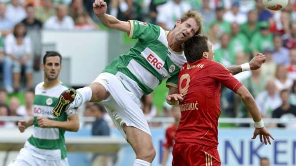 Zum Auftakt der 50. Bundesliga-Saison gastiert der FC Bayern beim Aufsteiger Greuther Fürth. Neuzugang Mario Mandzukic (re.) trifft beim glanzlosen 3:0-Sieg in seinem ersten Ligaspiel für Bayern gleich ins Netz.