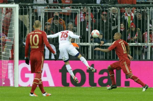 Trotz haushoher Überlegenheit patzt der FC Bayern erstmals am neunten Spieltag. Zu allem Überfluss trifft Jerome Boateng (re.) bei der 1:2-Niederlage gegen Bayer Leverkusen spielentscheidend ins eigene Netz.