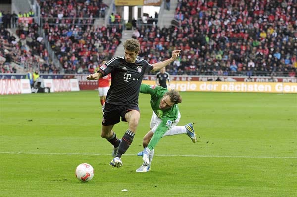 In der Rückrunde zeigt der FC Bayern nicht mehr so viele Gala-Auftritte, doch die Partien gewinnt man trotzdem souverän. So wie beim Angstgegner FSV Mainz 05 mit 3:0. Thomas Müller erzielt hier gerade die Führung.
