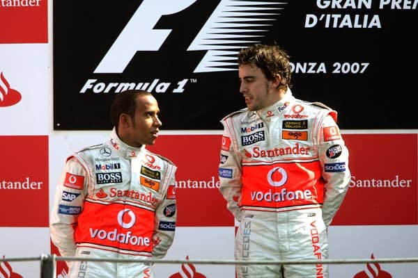 Fernando Alonso (re.) und Lewis Hamilton fuhren 2007 für das McLaren-Team.