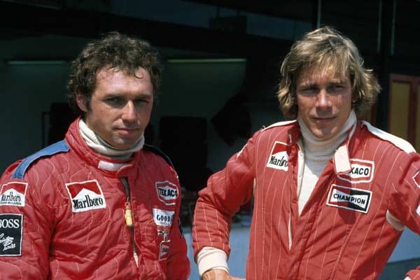 Die Reihe der legendären teaminternen Duelle beginnt mit Jochen Mass (li.) und James Hunt. Beide waren 1977 bei McLaren angestellt, als Hunt 1977 seinen Teamkollegen überrunden wollte. Mass bugsierte den Briten, der um den Sieg kämpfte, ins Aus. Hunt war daraufhin so erbost, dass er einen Streckenposten niederschlug, der ihn daran hindern wollte, auf Mass los zu gehen.