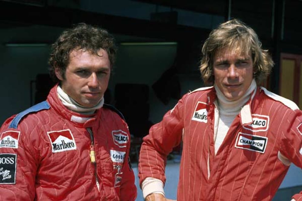 Die Reihe der legendären teaminternen Duelle beginnt mit Jochen Mass (li.) und James Hunt. Beide waren 1977 bei McLaren angestellt, als Hunt 1977 seinen Teamkollegen überrunden wollte. Mass bugsierte den Briten, der um den Sieg kämpfte, ins Aus. Hunt war daraufhin so erbost, dass er einen Streckenposten niederschlug, der ihn daran hindern wollte, auf Mass los zu gehen.