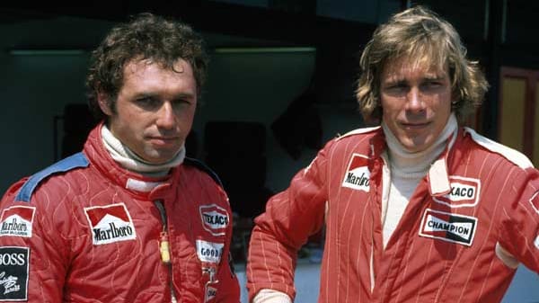 Die Reihe der legendären teaminternen Duelle beginnt mit Jochen Mass (li.) und James Hunt. Beide waren 1977 bei McLaren angestellt, als Hunt 1977 seinen Teamkollegen überrunden wollte. Mass bugsierte den Briten, der um den Sieg kämpfte, ins Aus. Hunt war daraufhin so erbost, dass er einen Streckenposten niederschlug, der ihn daran hindern wollte, auf Mass los zu gehen.