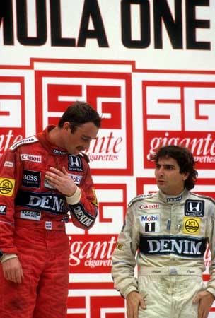 Nelson Piquet (re.) und Nigel Mansell pflegten bei Williams auch eine ordentliche Feindschaft. Auf der Strecke gingen sich der Brasilianer und der Brite meistens aus dem Weg, aber in der Öffentlichkeit konservierten sie ihre gegenseitige Abneigung und versuchten gar nicht erst, ihre private Fehde zu verheimlichen. Besonders Schlitzohr Piquet ging in die Vollen und bezeichnete Mansells Frau als "hässlich". Außerdem klaute er einmal sämtliches Klopapier aus der Teamtoilette, als Mansell Durchfall hatte.