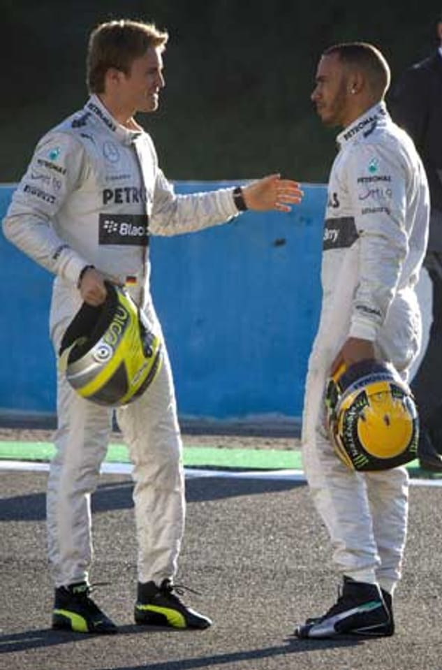Seit dem Grand Prix von Malaysia gibt es auch erste Risse im Kollegenverhältnis zwischen Nico Rosberg (li.) und Lewis Hamilton. Obwohl der Deutsche der langjährige Mercedes-Pilot ist und deutlich schneller als der Brite war, verbot ihm das Team, zu überholen. Rosberg gehorchte, versteckte seinen Frust aber nicht. "Ich habe es akzeptiert, aber nicht eingesehen", sagte er hinterher.