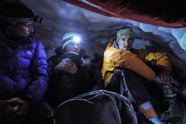 Michi Wohlleben, Arne Bergau und Hannes Jähn in einer Schneehöhle.