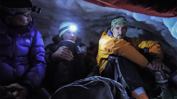 Michi Wohlleben, Arne Bergau und Hannes Jähn in einer Schneehöhle.