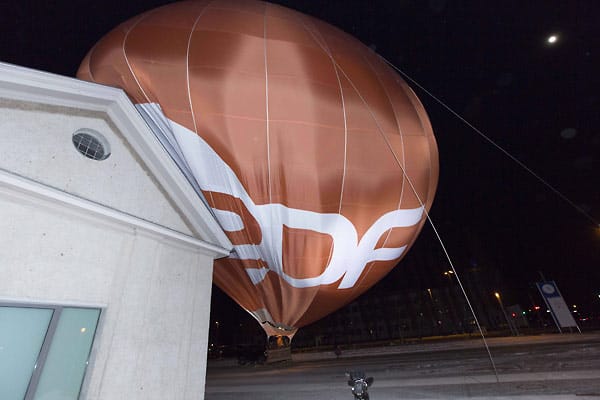 Beim Dreh zu "50 Jahre ZDF" in Berlin ist ein Heißluftballon des Zweiten von einer Windböe weggeweht worden, streifte ein Hausdach und riss.