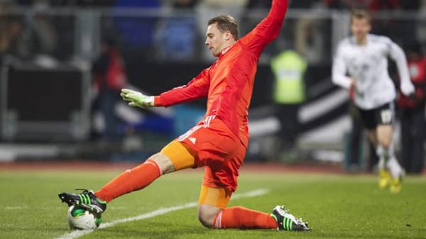Der Patzer von Manuel Neuer im Spiel gegen Kasachstan: Deutschlands Nummer eins legt sich den Ball zu weit vor...